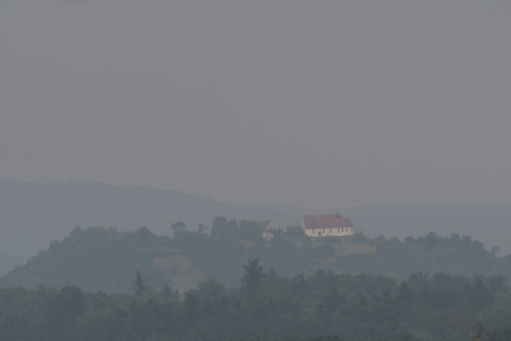 Blick von Hallwil AG zum Staufberg. Am 10. Juni war die Luft mit einem weissen Schleier getrübt, der vom Rauch aus diversen Waldbränden in Kanada stammte. (Foto: Andreas Walker)
